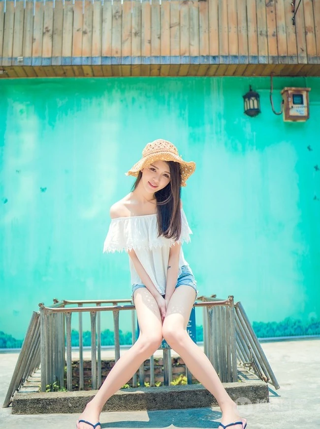 海边小镇，甜美气质女生享受阳光，动人微笑颤人心扉