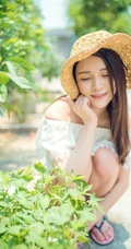 海边小镇，甜美气质女生享受阳光，动人微笑颤人心扉