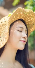 海边小镇，甜美气质女生享受阳光，动人微笑颤人心扉