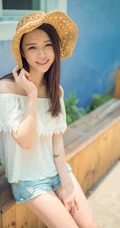 海边小镇，甜美气质女生享受阳光，动人微笑颤人心扉