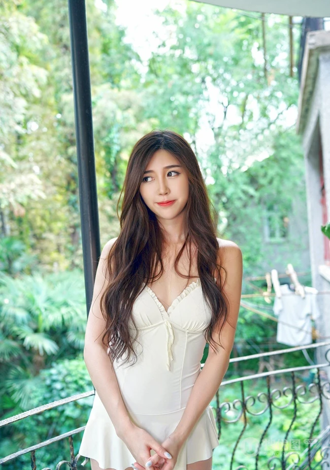 气质模特儿方绮言Ayaka首套高清写真 脸庞精致，曲线完美