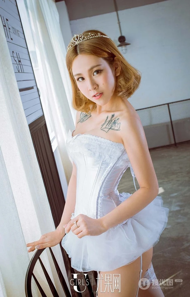 锁骨上的字母纹身 均匀对称，短发女生甄甄气质纹身图片 第14张