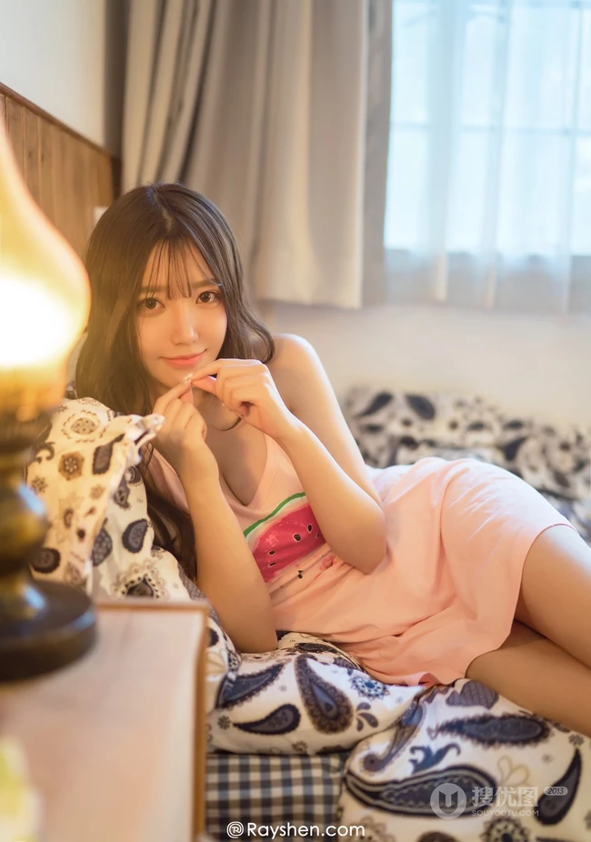 清新气质女生艾西唯美睡衣高清室内写真美图