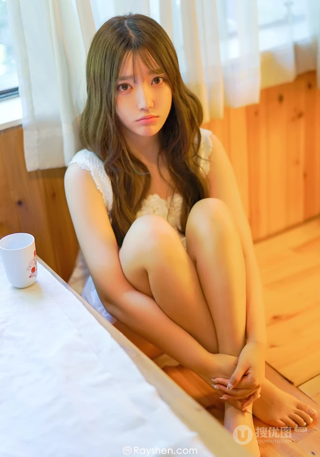 清新气质女生艾西唯美睡衣高清室内写真美图