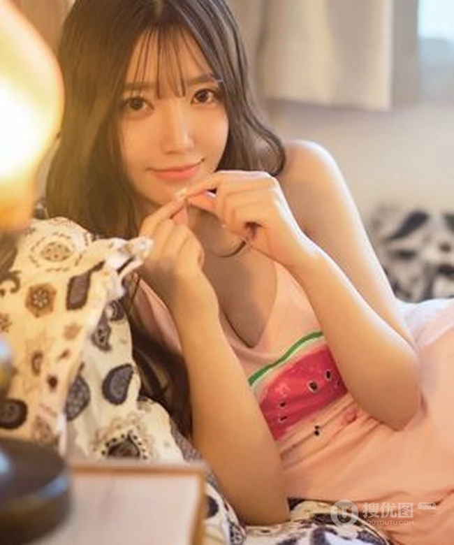 清新气质女生艾西唯美睡衣高清室内写真美图