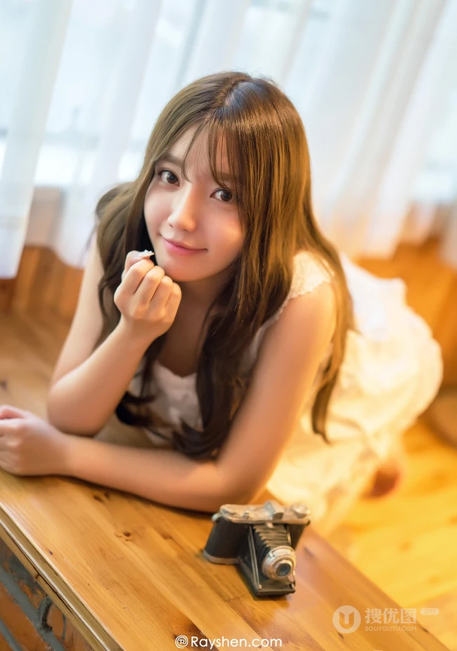 清新气质女生艾西唯美睡衣高清室内写真美图