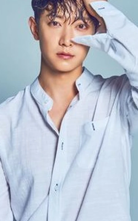 韩国男演员李正赫登时尚杂志《bnt》写真图片
