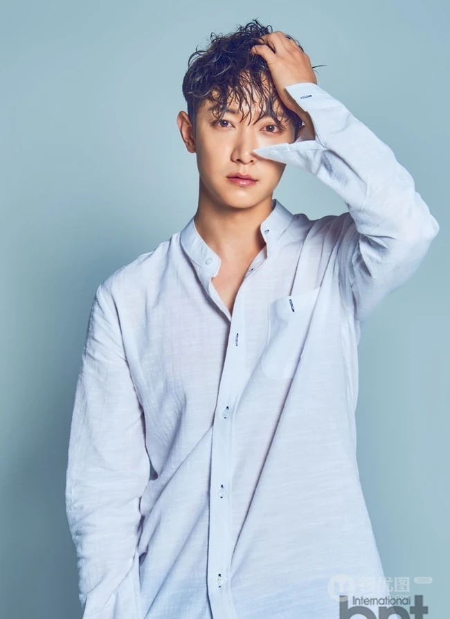 韩国男演员李正赫登时尚杂志《bnt》写真图片