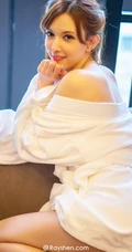 日本女忧泷泽萝拉高清写真，身着浴袍表情动人