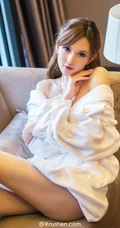 日本女忧泷泽萝拉高清写真，身着浴袍表情动人