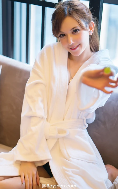 日本女忧泷泽萝拉高清写真，身着浴袍表情动人