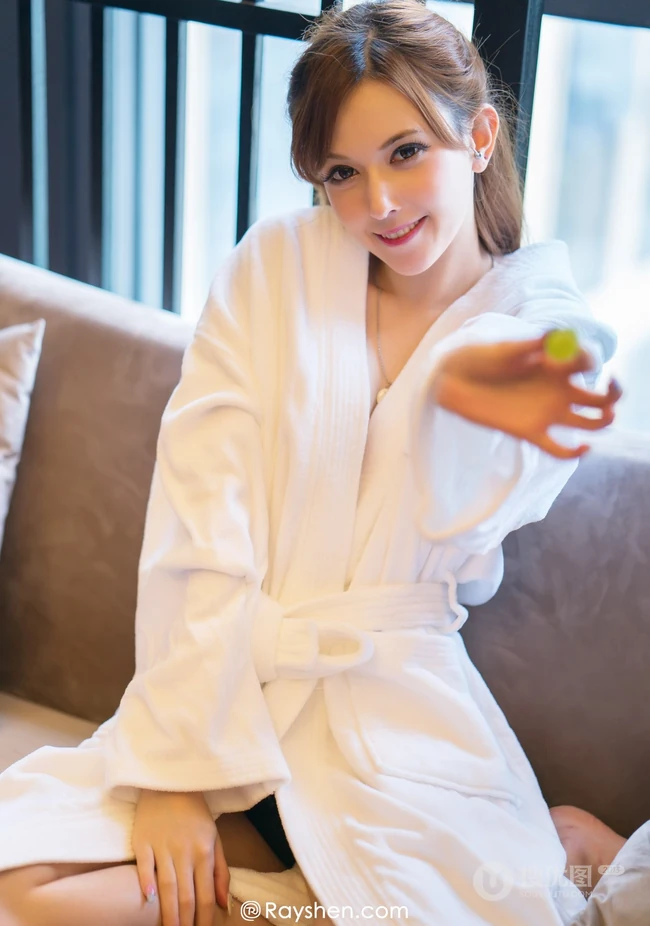 日本女忧泷泽萝拉高清写真，身着浴袍表情动人