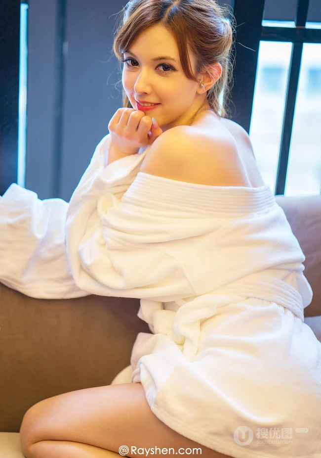日本女忧泷泽萝拉高清写真，身着浴袍表情动人