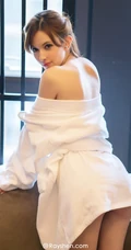 日本女忧泷泽萝拉高清写真，身着浴袍表情动人