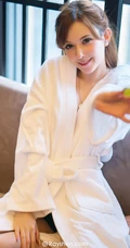 日本女忧泷泽萝拉高清写真，身着浴袍表情动人
