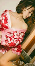 百变女生赵小米Kitty挑战各类服饰，气质身段曲线动人
