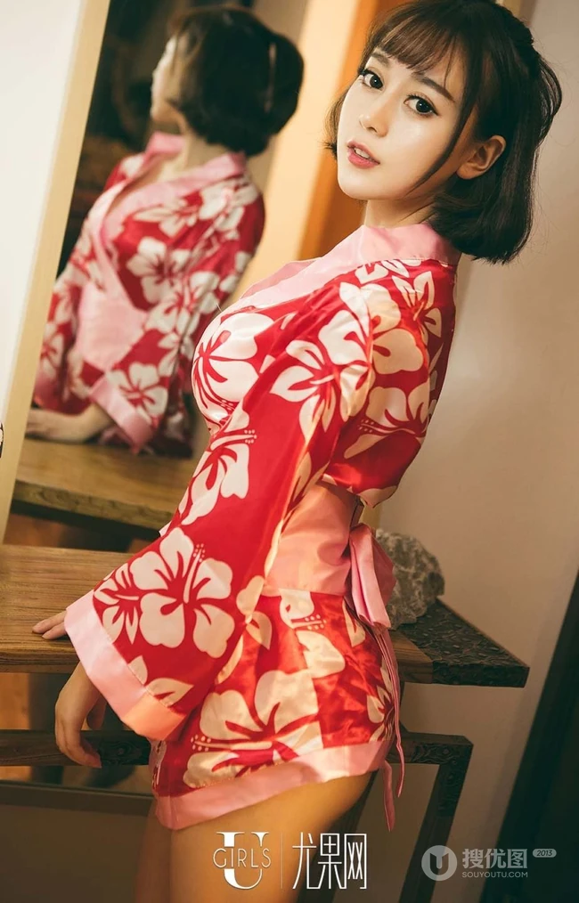 百变女生赵小米Kitty挑战各类服饰，气质身段曲线动人
