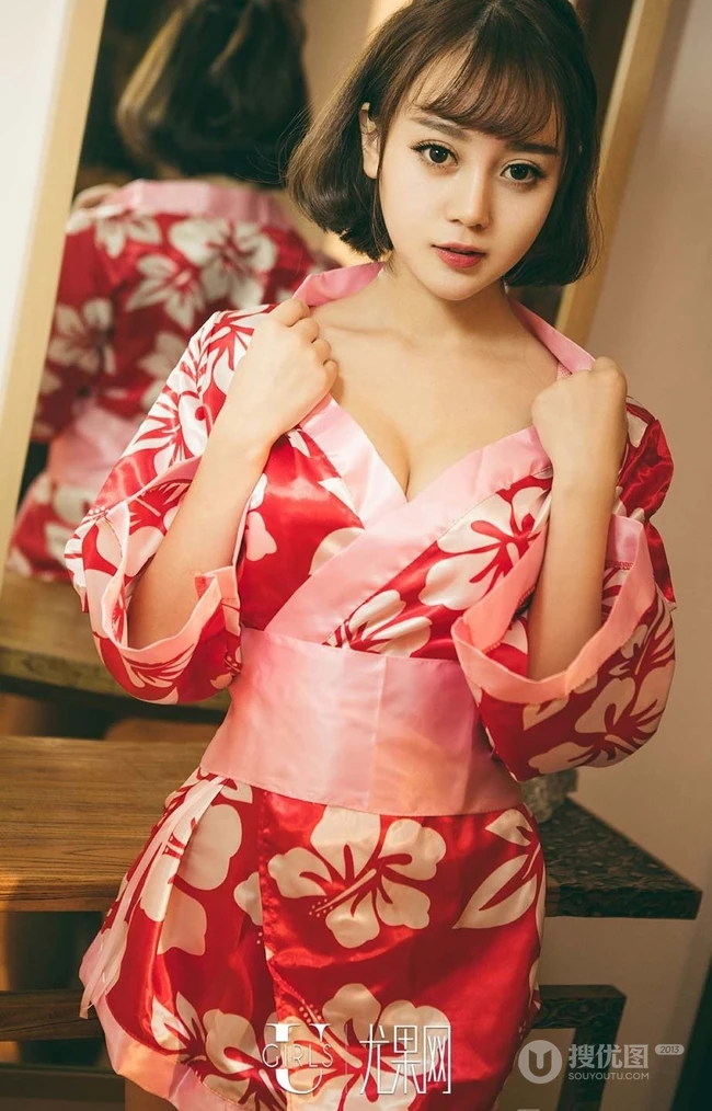 百变女生赵小米Kitty挑战各类服饰，气质身段曲线动人