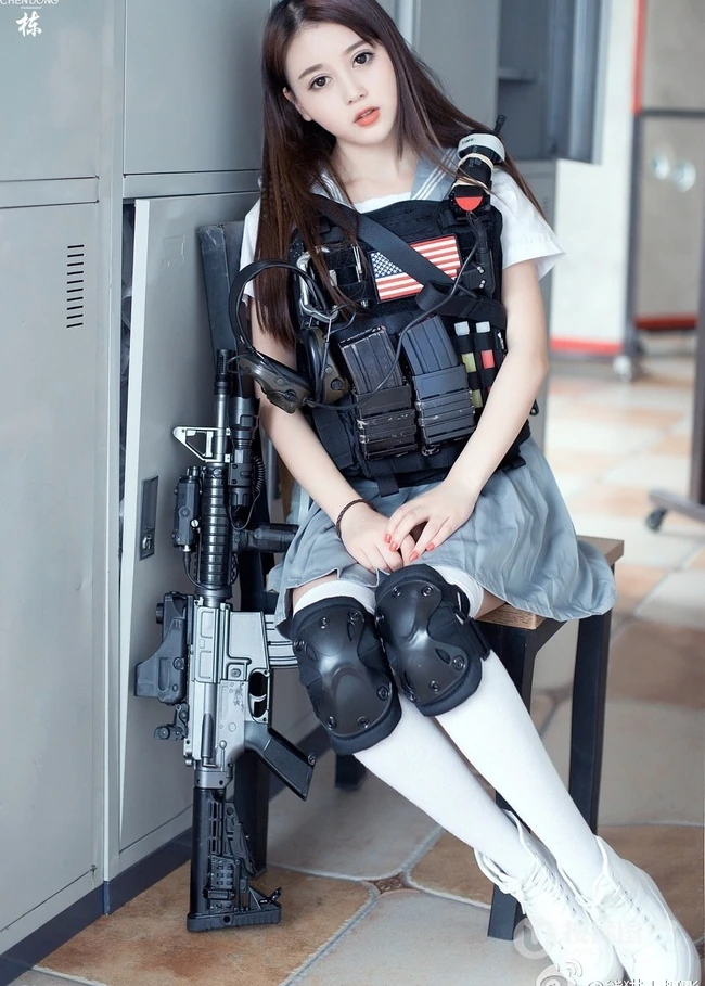 百变女生赵小米Kitty挑战各类服饰，气质身段曲线动人