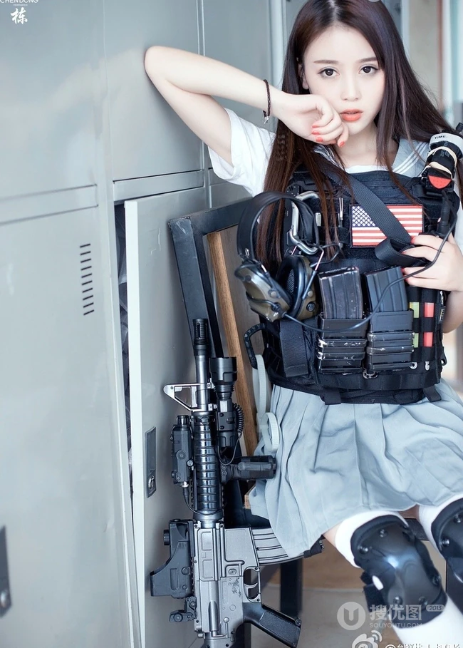 百变女生赵小米Kitty挑战各类服饰，气质身段曲线动人
