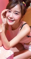 清纯可爱女生小九九短裤背心展动人阳光笑容