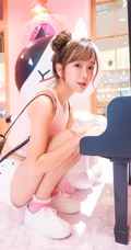 清纯可爱女生小九九短裤背心展动人阳光笑容