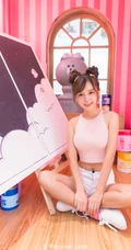清纯可爱女生小九九短裤背心展动人阳光笑容