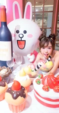 清纯可爱女生小九九短裤背心展动人阳光笑容