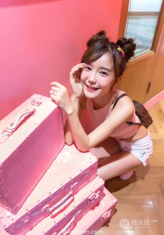 清纯可爱女生小九九短裤背心展动人阳光笑容