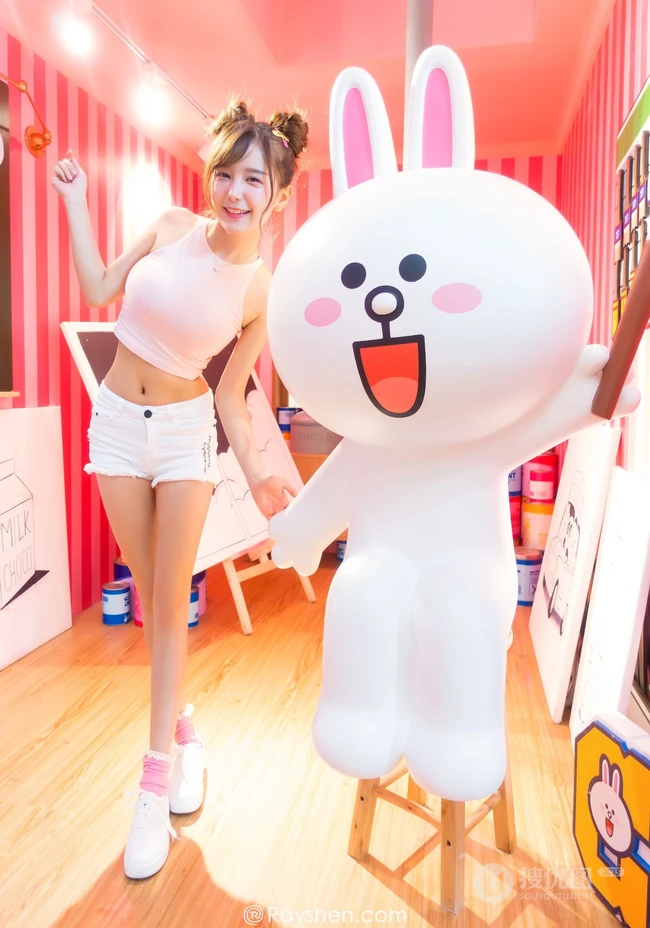 清纯可爱女生小九九短裤背心展动人阳光笑容