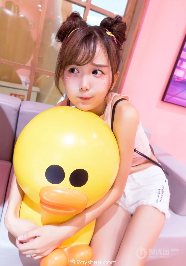 清纯可爱女生小九九短裤背心展动人阳光笑容