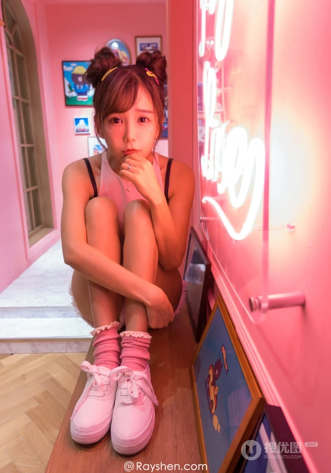 清纯可爱女生小九九短裤背心展动人阳光笑容