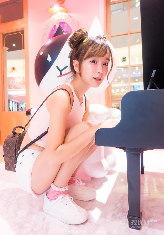 清纯可爱女生小九九短裤背心展动人阳光笑容