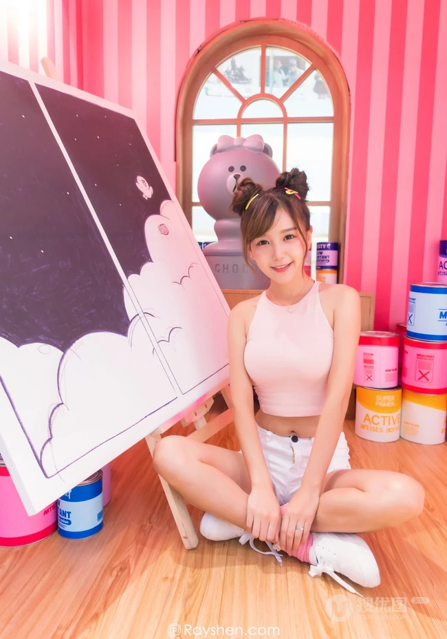 清纯可爱女生小九九短裤背心展动人阳光笑容