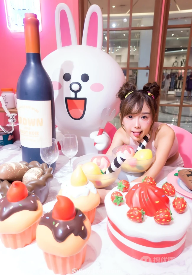 清纯可爱女生小九九短裤背心展动人阳光笑容