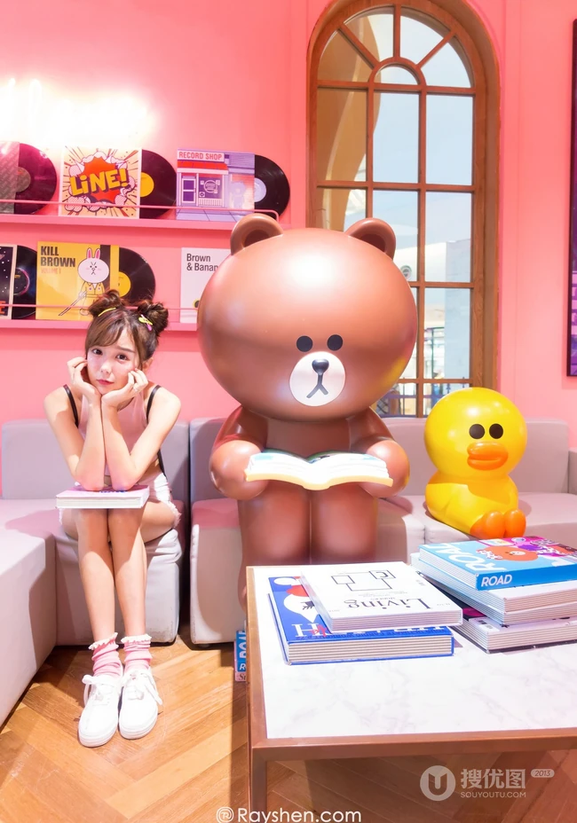 清纯可爱女生小九九短裤背心展动人阳光笑容