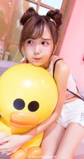 清纯可爱女生小九九短裤背心展动人阳光笑容