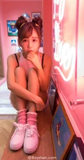 清纯可爱女生小九九短裤背心展动人阳光笑容