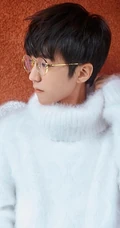 小帅哥王俊凯雨中街头拍写真，动人眼神初显忧郁气质