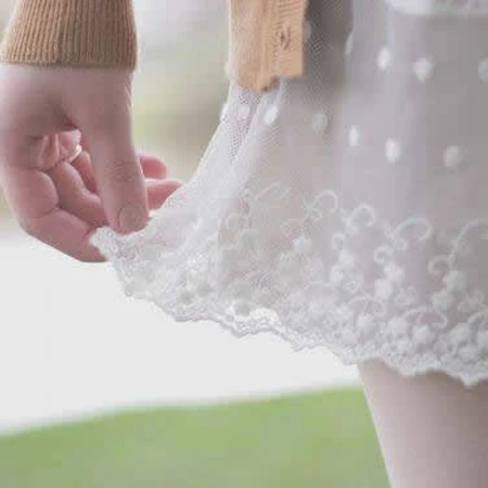 唯美清新穿短裙女生小角度裙摆美拍图片
