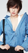 女明星阚清子时尚写真，牛仔衣下白皙线条动人