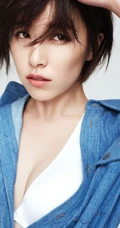 女明星阚清子时尚写真，牛仔衣下白皙线条动人