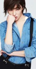 女明星阚清子时尚写真，牛仔衣下白皙线条动人