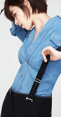 女明星阚清子时尚写真，牛仔衣下白皙线条动人