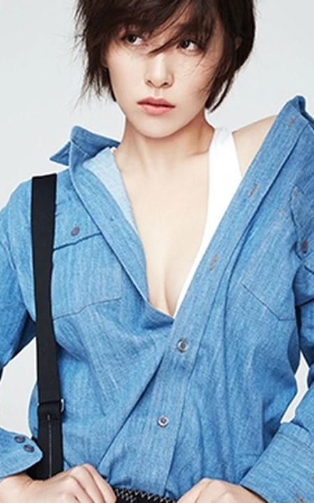 女明星阚清子时尚写真，牛仔衣下白皙线条动人