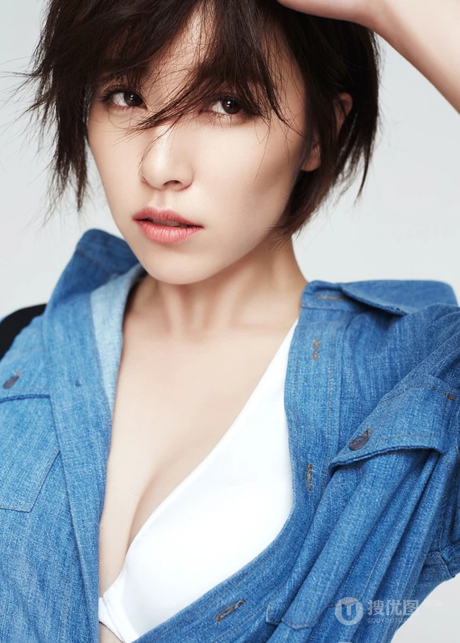 女明星阚清子时尚写真，牛仔衣下白皙线条动人