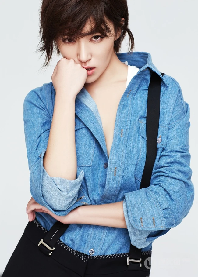 女明星阚清子时尚写真，牛仔衣下白皙线条动人