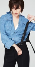 女明星阚清子时尚写真，牛仔衣下白皙线条动人