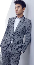 人气帅哥王凯时尚写真大片，笔挺西装眼神动人