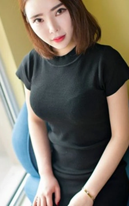 气质女生安宝贝紧身连衣裙、家居服室内写真图片